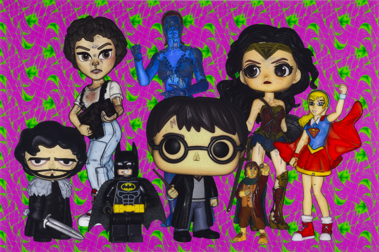 Querformatiges Farbbild. Vor einem  violetten Hintergrund mit regelmäßigen, grünen zellenartigen Stukturen, die über Tentakeln verbunden sind, sind acht Sammelfiguren von Held*innen der Populärkultur als verfremdete Fotos abgebildet. In der vorderen Reihe von rechts nach links Jon Snow, Batman, Harry Potter, Frodo, Supergirl, dahinter Ellen Ripley, Mystique und Wonder Woman.