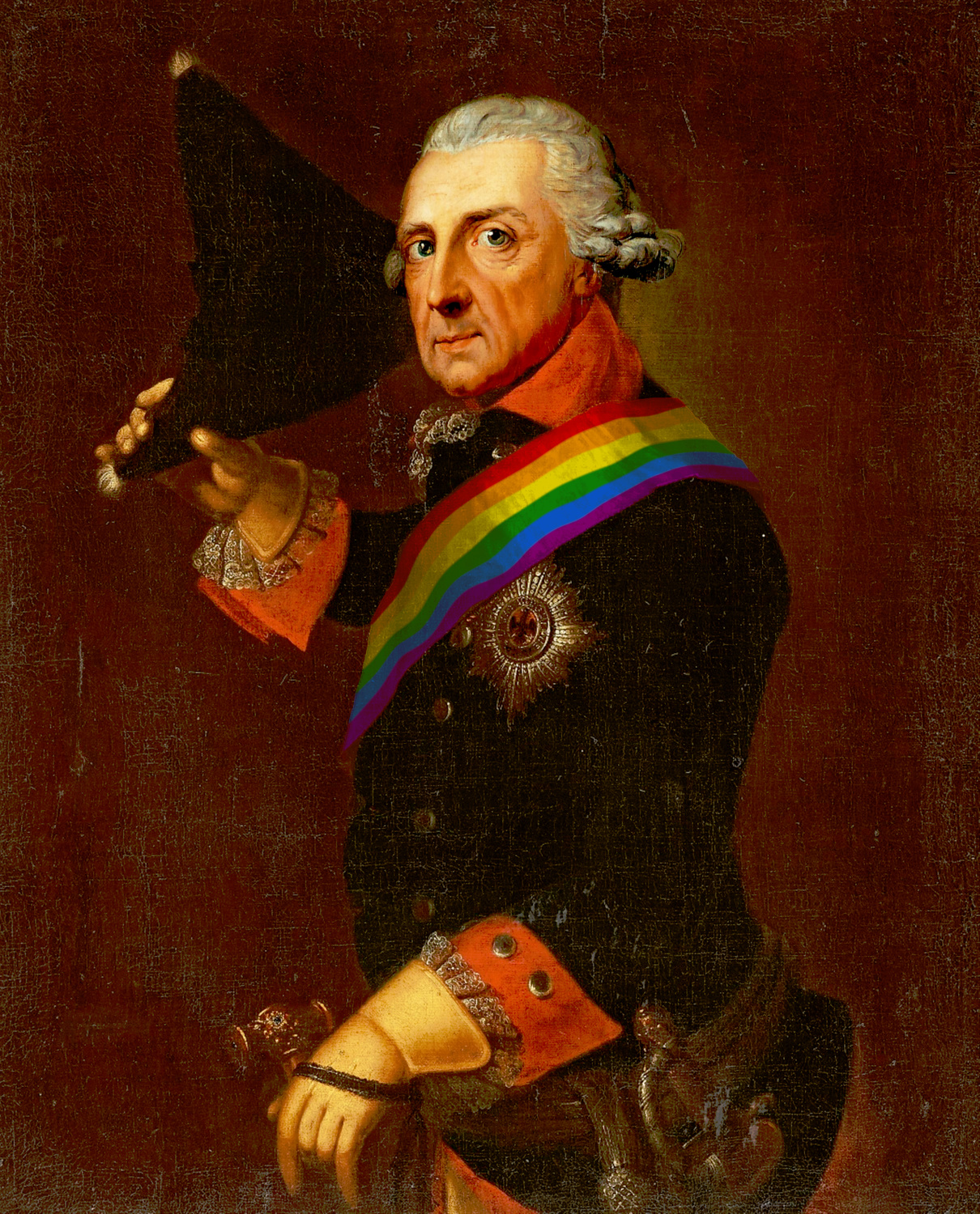 Ein barockes Gemälde Das einen älteren Mann in Uniform mit Schwarzem Adlerorden zeigt, der seinen Dreispitz gelüftet hat und den Betrachter süffisant anlächelt. Er trägt eine Schärpe mit den LGBTQ-Farben.