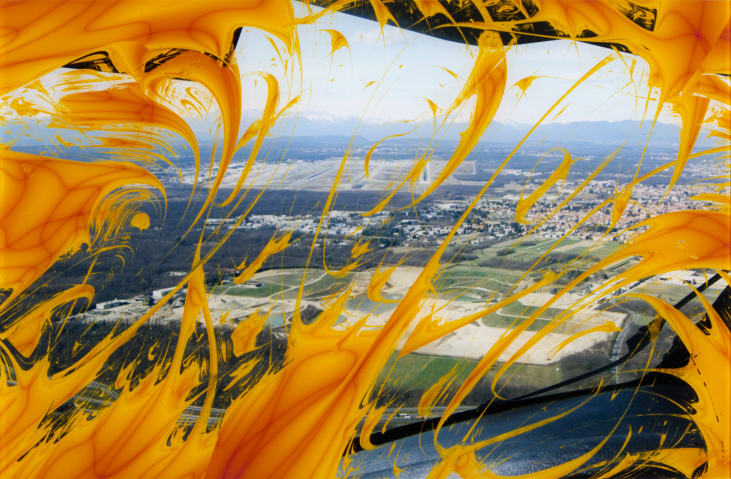 Das Farbbild im Querformat zeigt den Blick auf einen Verkehrsflughafen mit zwei parallelen Landebahnen aus der Perspektive des Landeanflugs  durch das Fenster eines Cockpits. Davor ist ein gelb/oranges Muster von zellenartiger Struktur mit ausgreifenden Tentakeln zu sehen, das von den Rändern her auf das Bild überzugreifen scheint.