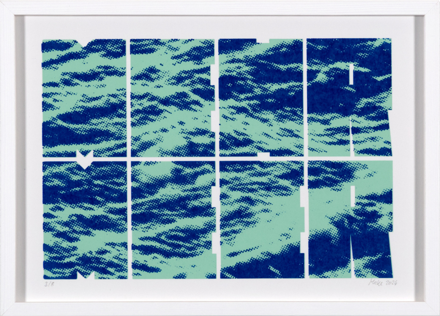 Bild im Querformat. Auf weißem Hintergrund finden sich acht Blöcke, die zusammen ein gerastertes Bild  einer bewegten Wasseroberfläche in den Farben Türkis und Blau bilden. Die Blöcke sind durch kleine Aussparungen als Buchstaben erkennbar und bilden zusammen den Text: "Mehr Meer". Das Bild hat einen weißen Rahmen.