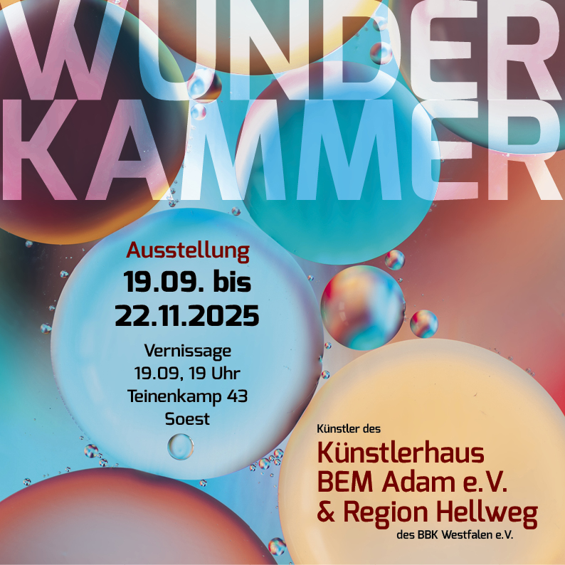 or einem Hintergrund aus eingefärbten Kreisflächen steht folgender Text: Wunderkammer - Ausstellung 19.09. bis 22.11.2025 - Vernissage 19.09. - 19 Uhr, Teinenkamp 43, Soest - Künstler des KünstlerHaus BEM Adam e. V. & Region Hellweg des BBK Westfalen e. V.